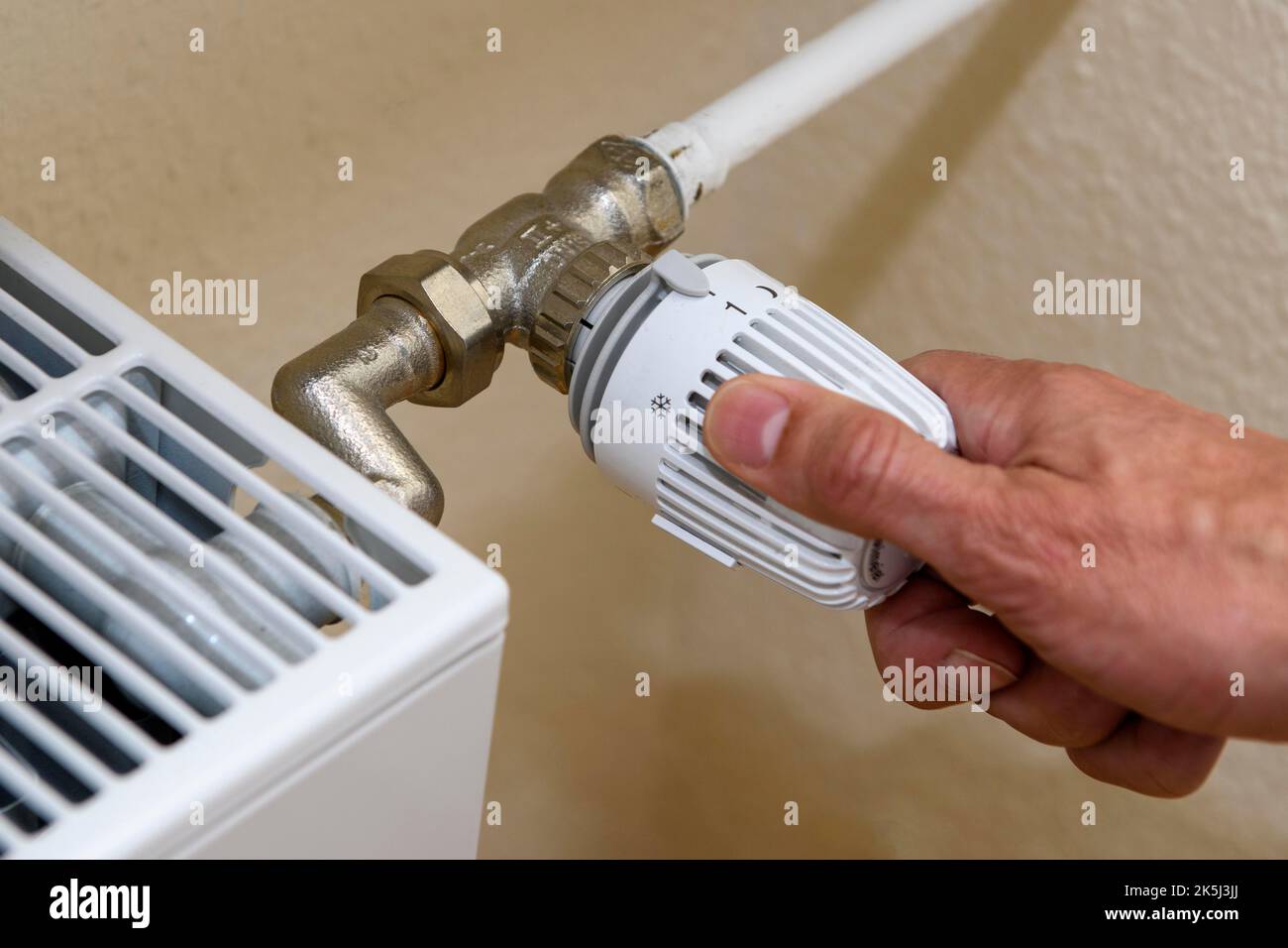 Thermostat of heating is set to low heat output level 1 for low energy