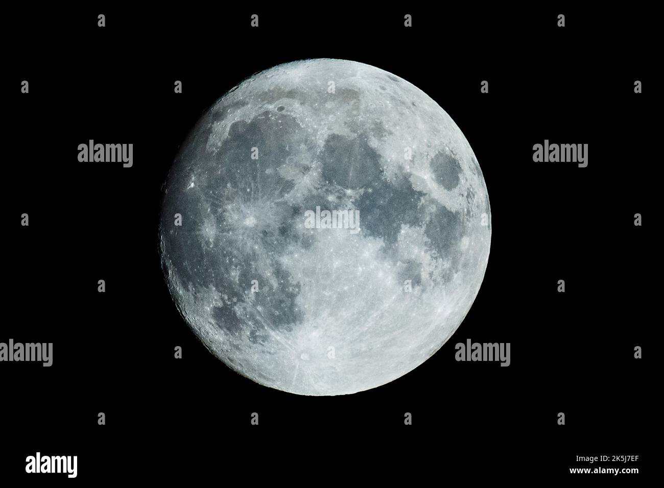 London, UK.  8 October 2022.  UK Weather – A 98.5% waxing gibbous moon rises over north west London.   This month’s full moon is on 9 October and is known as the Hunter’s Moon or Harvest Moon according to the Old Farmers’ Almanac.  Credit: Stephen Chung / Alamy Live News Stock Photo