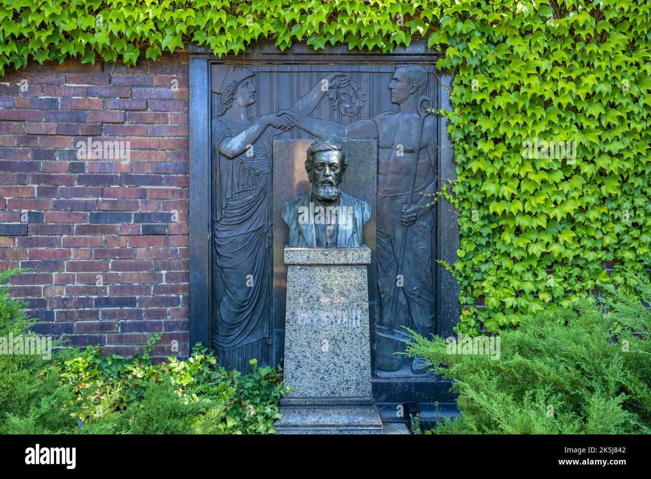 Grave of Wilhelm Liebknecht, Socialist Memorial, Friedrichsfelde Central Cemetery, Gudrunstrasse, Lichtenberg, Berlin, Germany Stock Photo