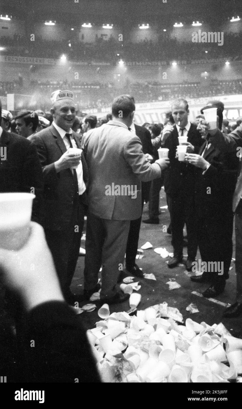 The 6-day race of the professional cyclists, here in 1966 in the ...