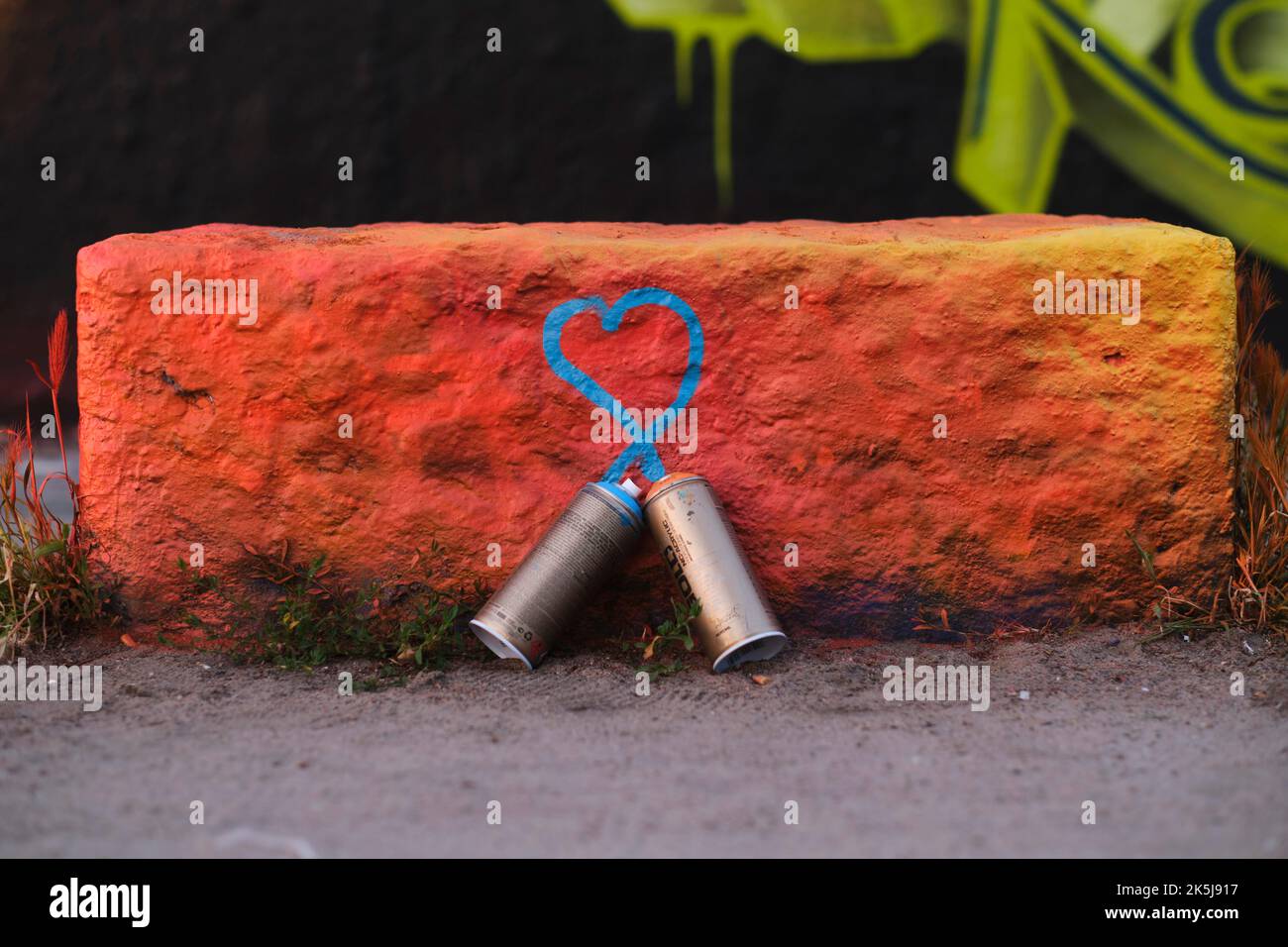 Heart, two spray cans, Germany, Berlin, 21. 206. 2020, Mauerpark Stock Photo