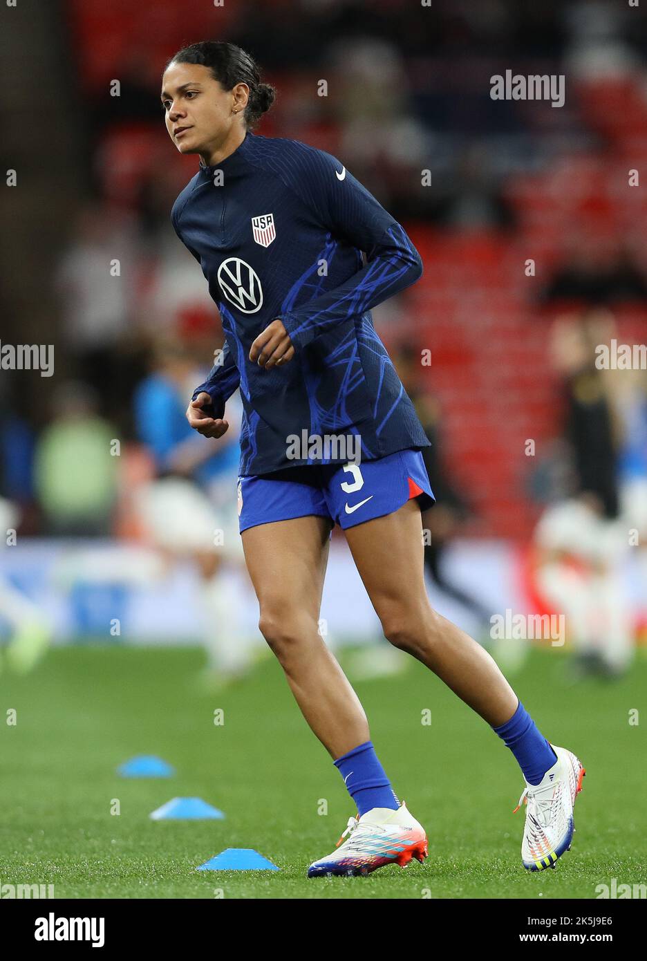 London, England, 7th October 2022. Alana Cook of USA warms up before ...
