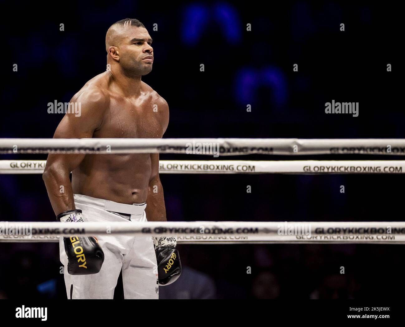 2022-10-08 23:19:52 ARNHEM - Kickboxer Alistair Overeem during his GLORY: Collision 4 fight against Badr Hari in Gelredome in Arnhem. ANP REMKO DE WAAL netherlands out - belgium out Stock Photo
