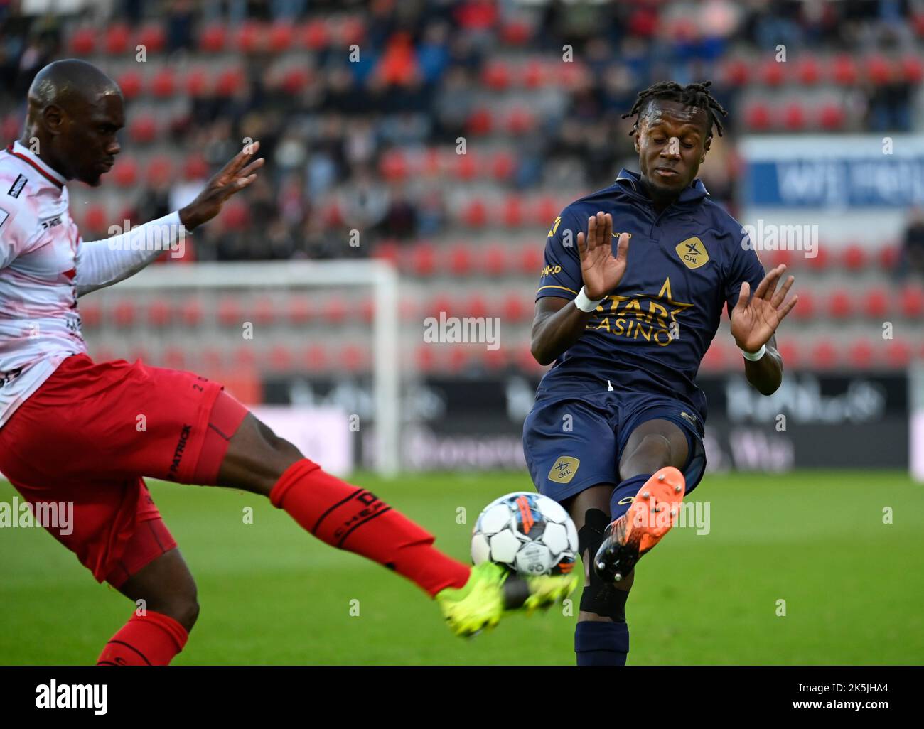 Essevee's Ravi Tsouka and OHL's Hamza Mendyl fight for the ball during a soccer match between SV Zulte Waregem and OH Leuven, Saturday 08 October 2022 in Waregem, on day 11 of the 2022-2023 'Jupiler Pro League' first division of the Belgian championship. BELGA PHOTO JOHN THYS Stock Photo