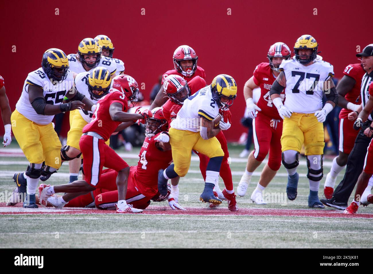 Michigan Wolverines running back Blake Corum 2 carries the ball