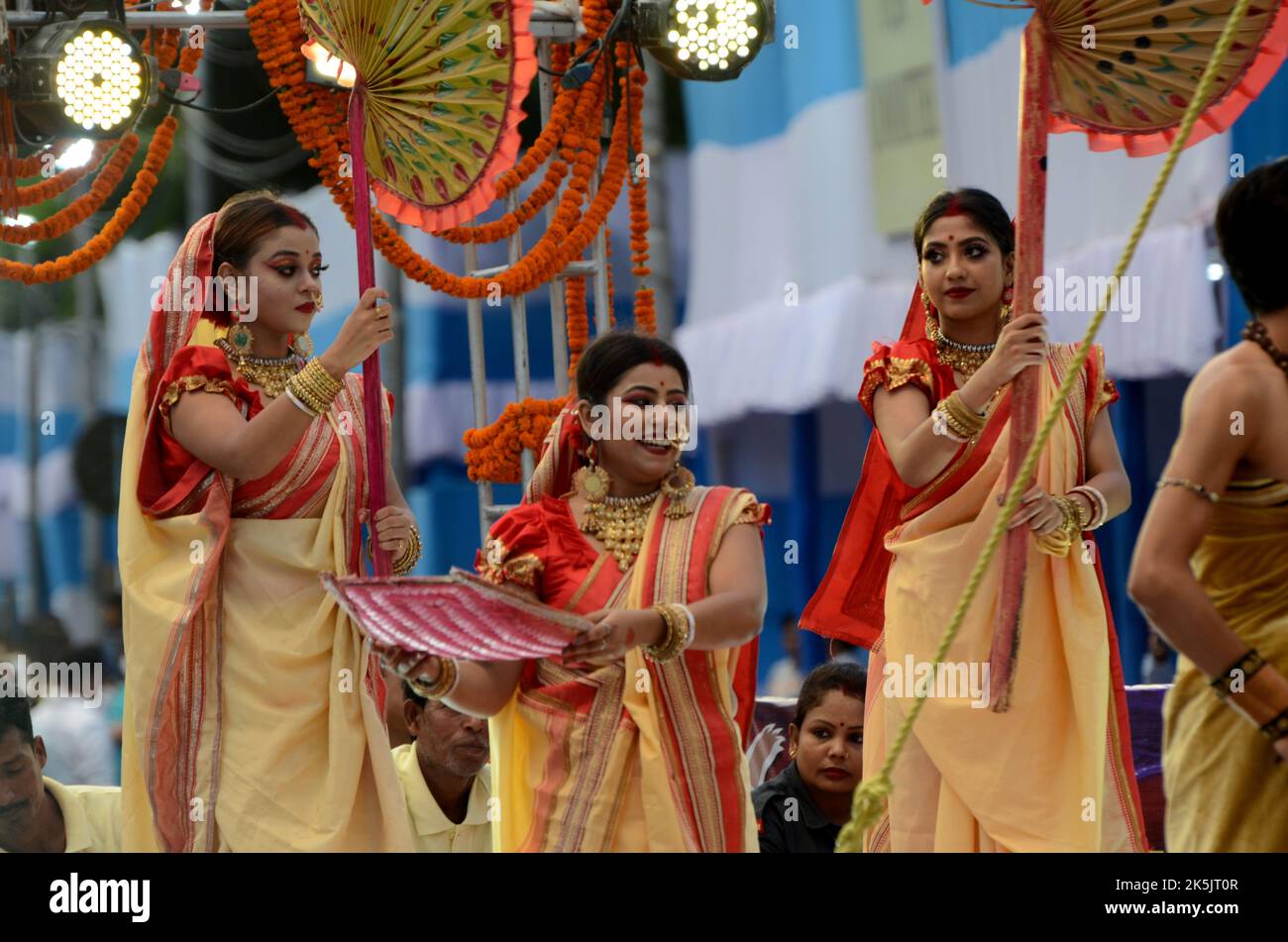 Kolkata, India. 08th Oct, 2022. Performer performing their ...