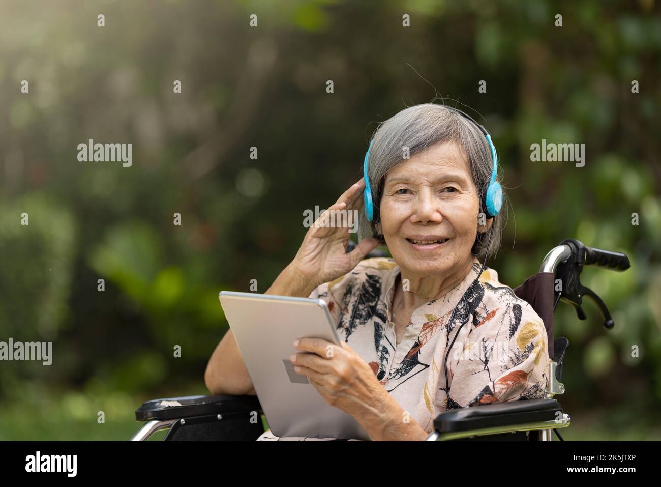 Music therapy in dementia treatment on elderly woman Stock Photo Alamy