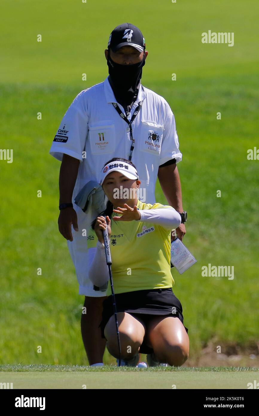 Aug 27, 2022-Chuncheon, South Korea-Kim Ji Yeong and her caddy man action on the 8th hall during an Hanhwa Classic 2022 Round 3 at Jade Palace Golf Club in Chuncheon, South Korea. Stock Photo