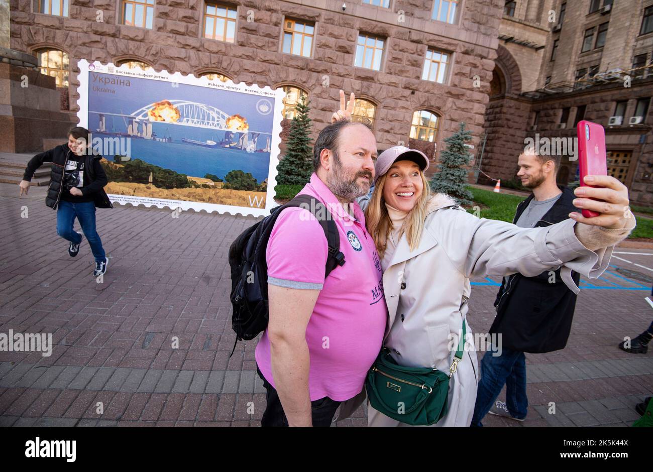 Украинцы радуются теракту в крокусе. Украинцы фотографируются на фоне моста. Украинцы фотографируются на фоне Крымского моста. Хохлы фотографируются на фоне марки. Люди в Киеве фоткаются на фоне марки.