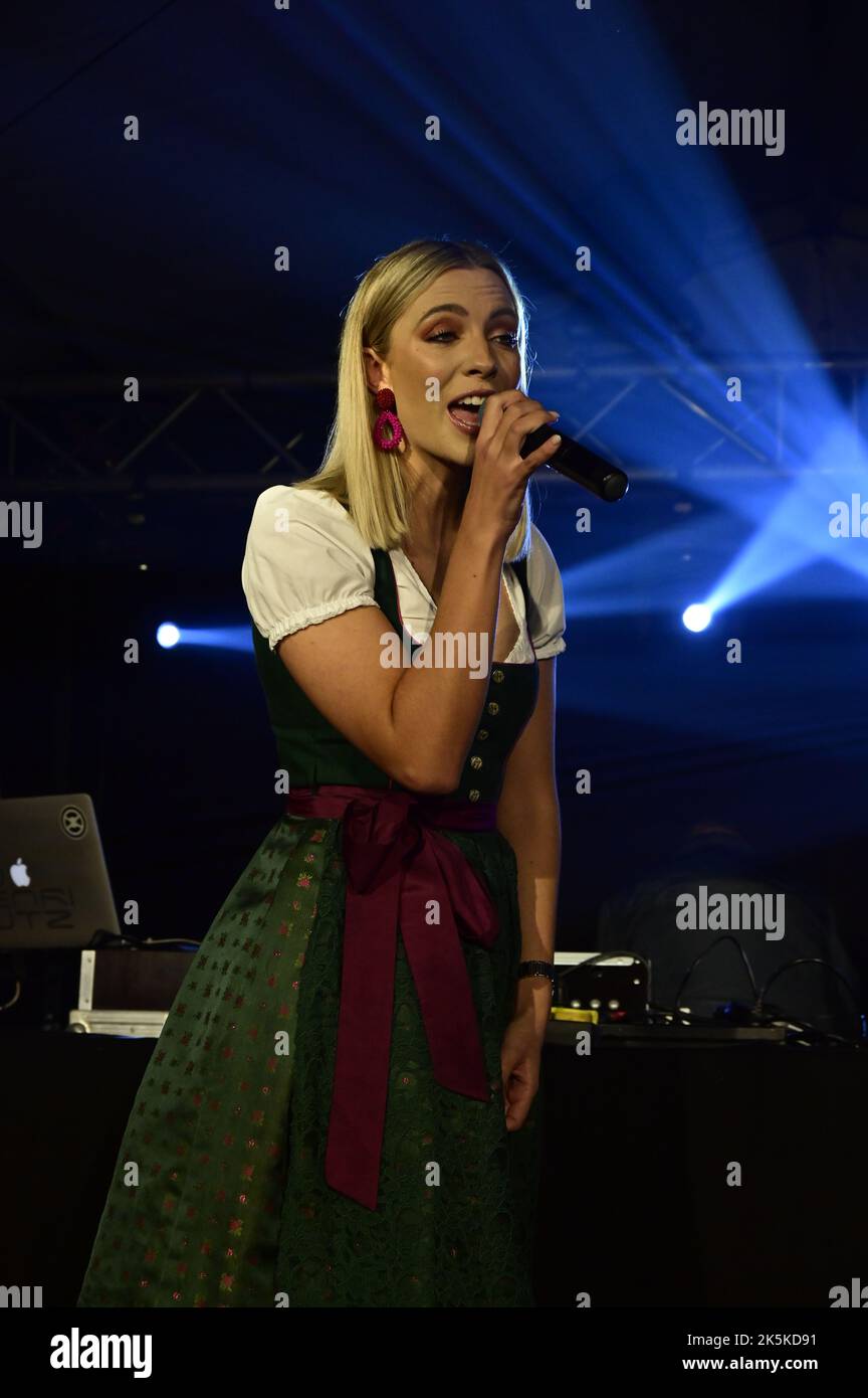Paulina Wagner bei einem Auftritt beim 2. Oktoberfest im Festzelt