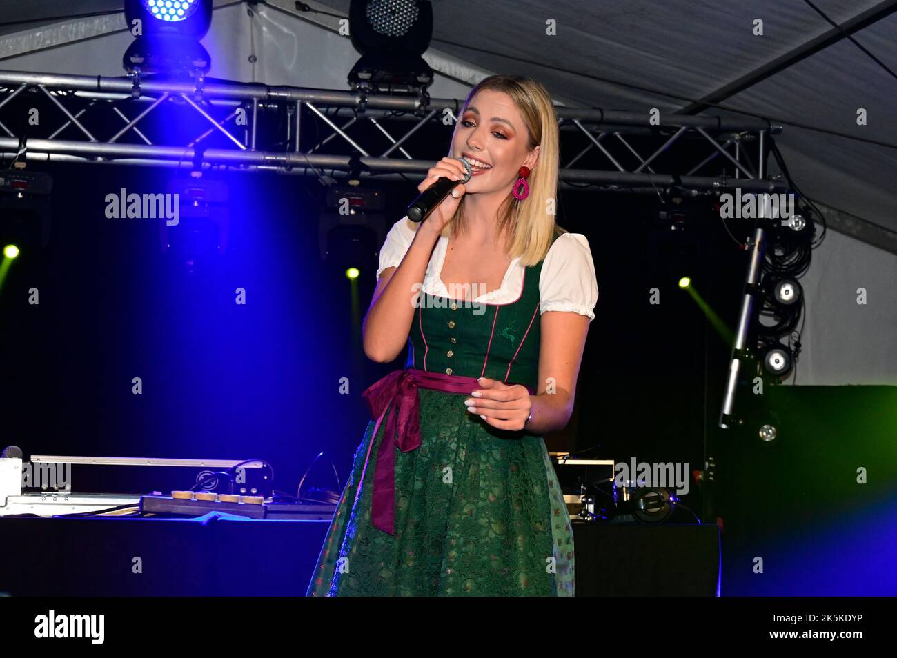 Paulina Wagner bei einem Auftritt beim 2. Oktoberfest im Festzelt