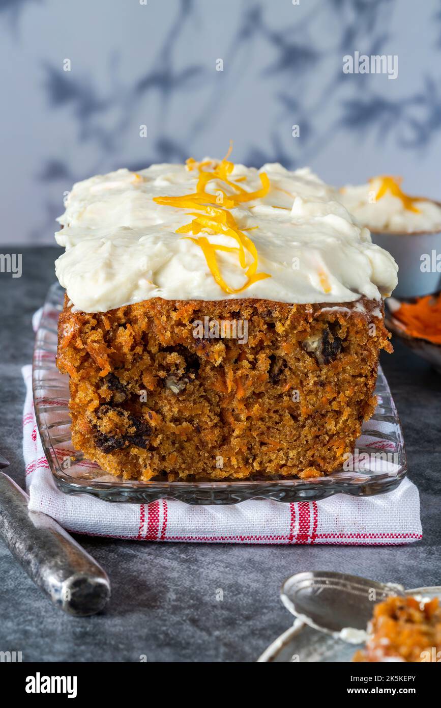Classic carrot cake with vanilla cheese frosting Stock Photo - Alamy