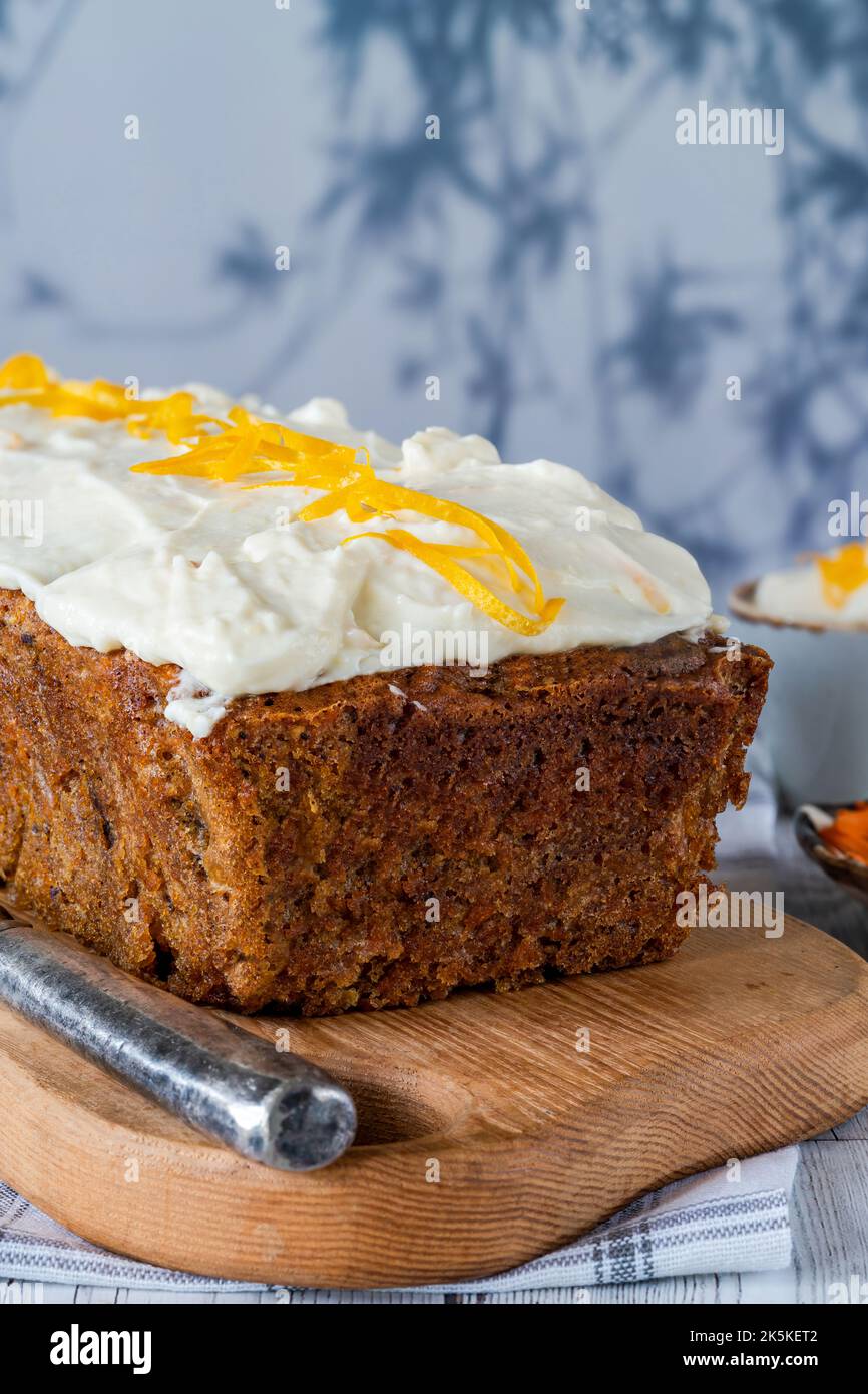 Classic carrot cake with vanilla cheese frosting Stock Photo - Alamy