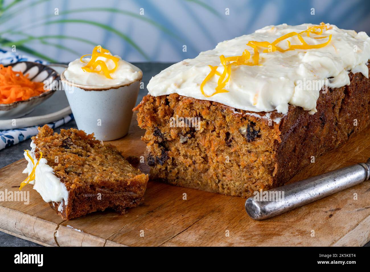 Classic carrot cake with vanilla cheese frosting Stock Photo - Alamy