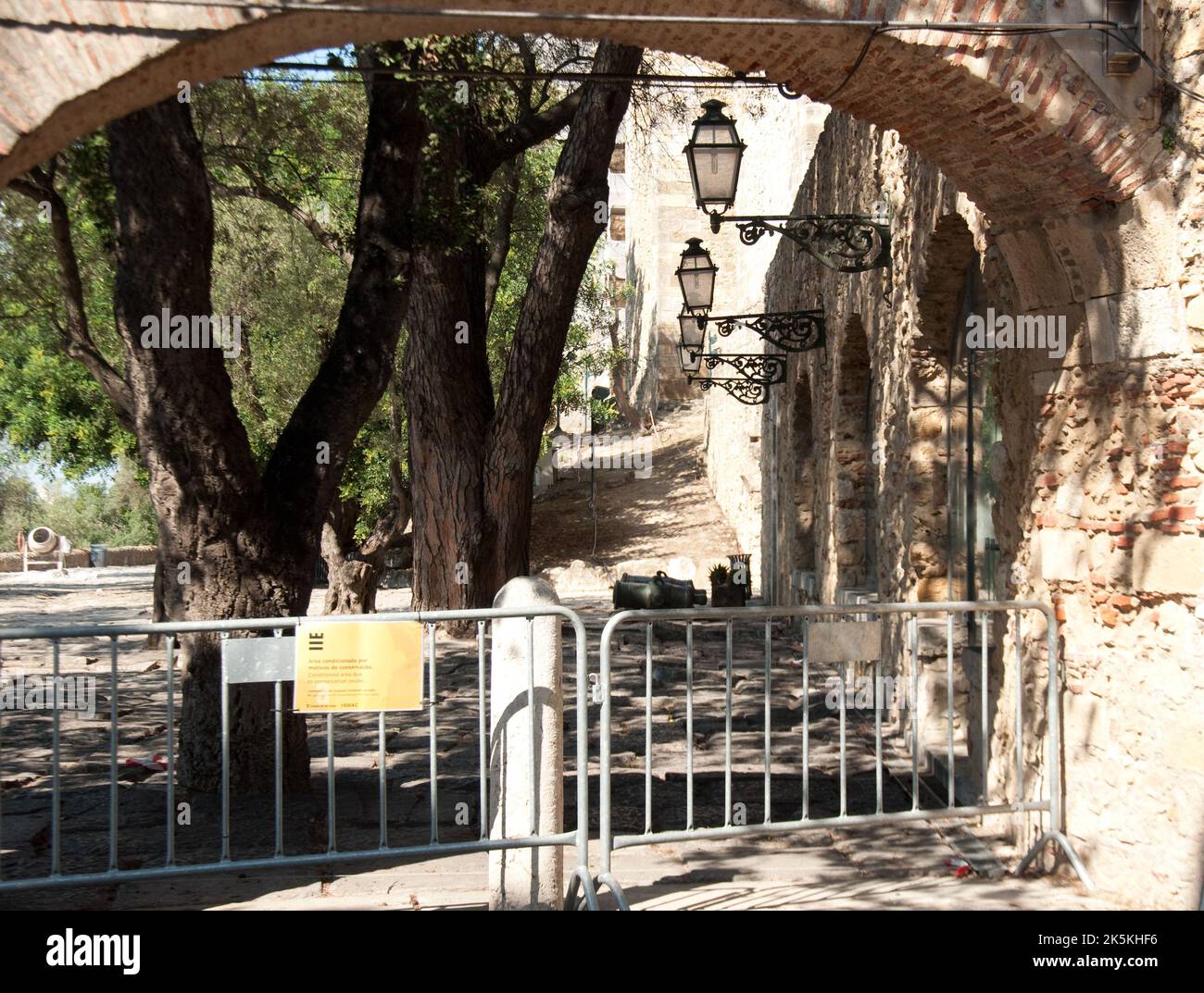 Internal courtyard, St George's Castle, Lisbon, Portugal Stock Photo ...
