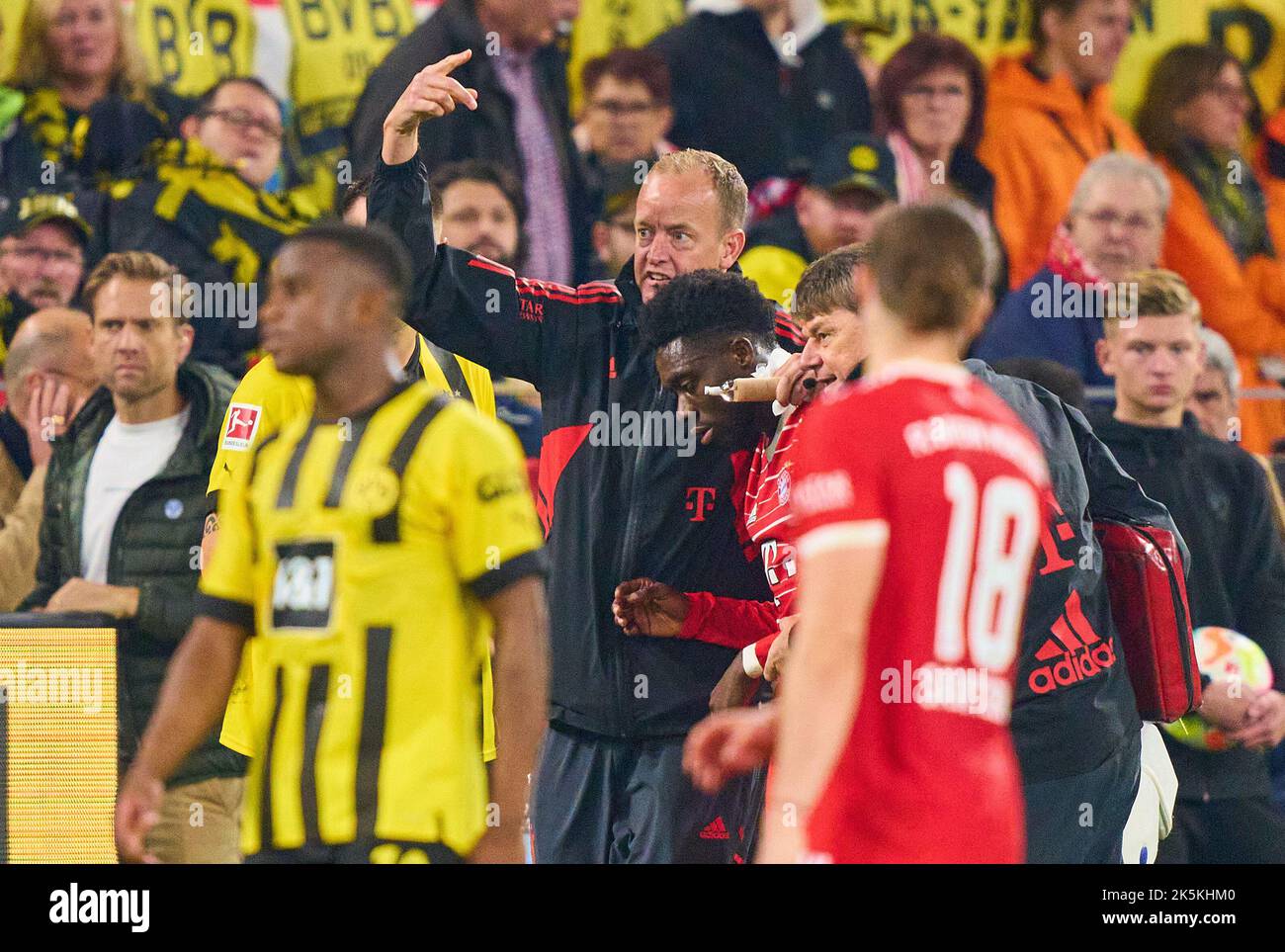 Alphonso DAVIES, FCB 19 head  injury, FCB team doctor, Dr.Jochen HAHNE,  in the match  BORUSSIA DORTMUND - FC BAYERN MUENCHEN 2-2 1.German Football League on Oct 8, 2022 in Dortmund, Germany. Season 2022/2023, matchday 9, 1.Bundesliga, FCB, München, 9.Spieltag © Peter Schatz / Alamy Live News    - DFL REGULATIONS PROHIBIT ANY USE OF PHOTOGRAPHS as IMAGE SEQUENCES and/or QUASI-VIDEO - Stock Photo