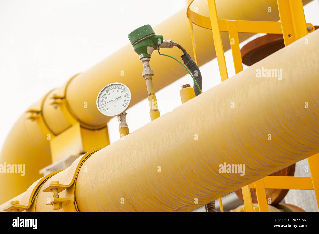 Pressure gauge in oil gas hi-res stock photography and images - Alamy