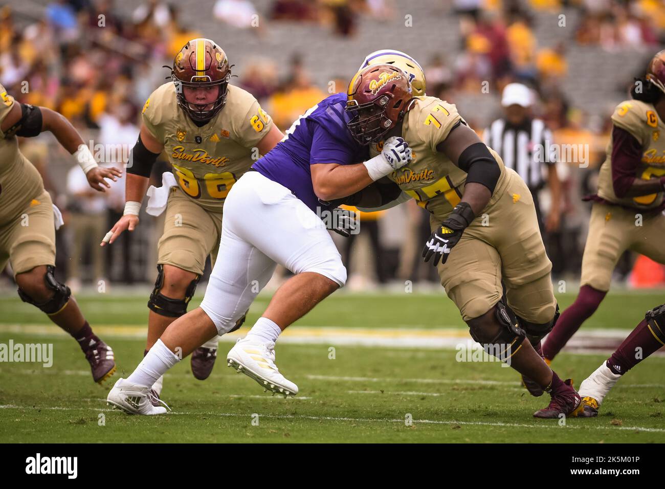 Arizona State offensive lineman LaDarius Henderson (77) line up in the first quarter of an NCAA college football game against the Washington Huskies i Stock Photo