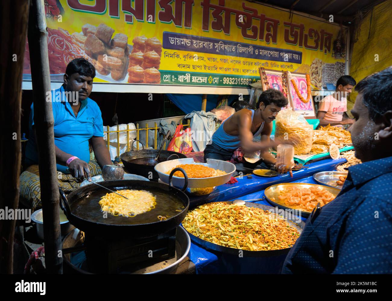 Indian Street Food seller selling food at Roadside food stall Stock Photo