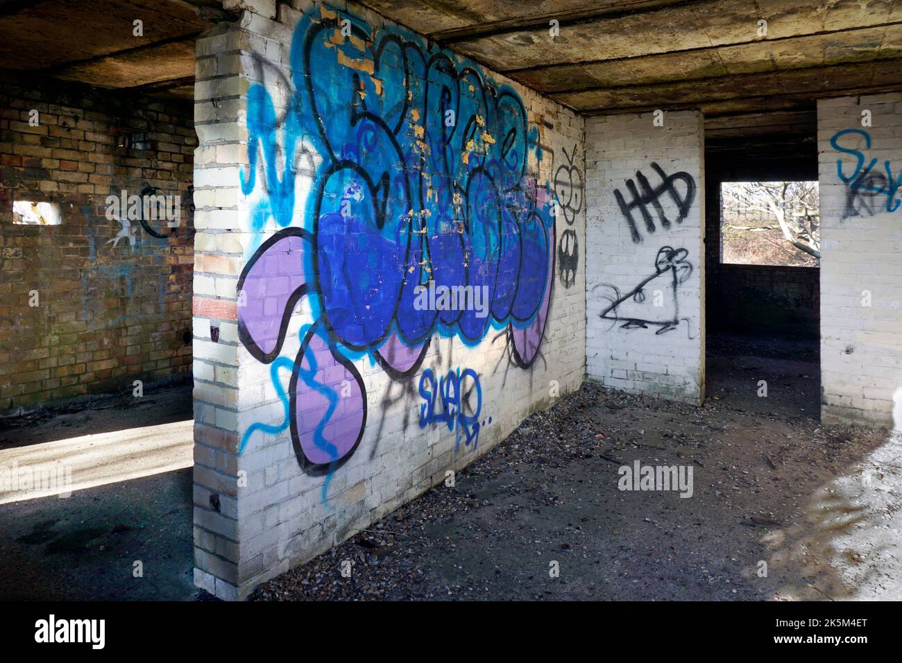 Walls covered with artwork hi-res stock photography and images - Alamy