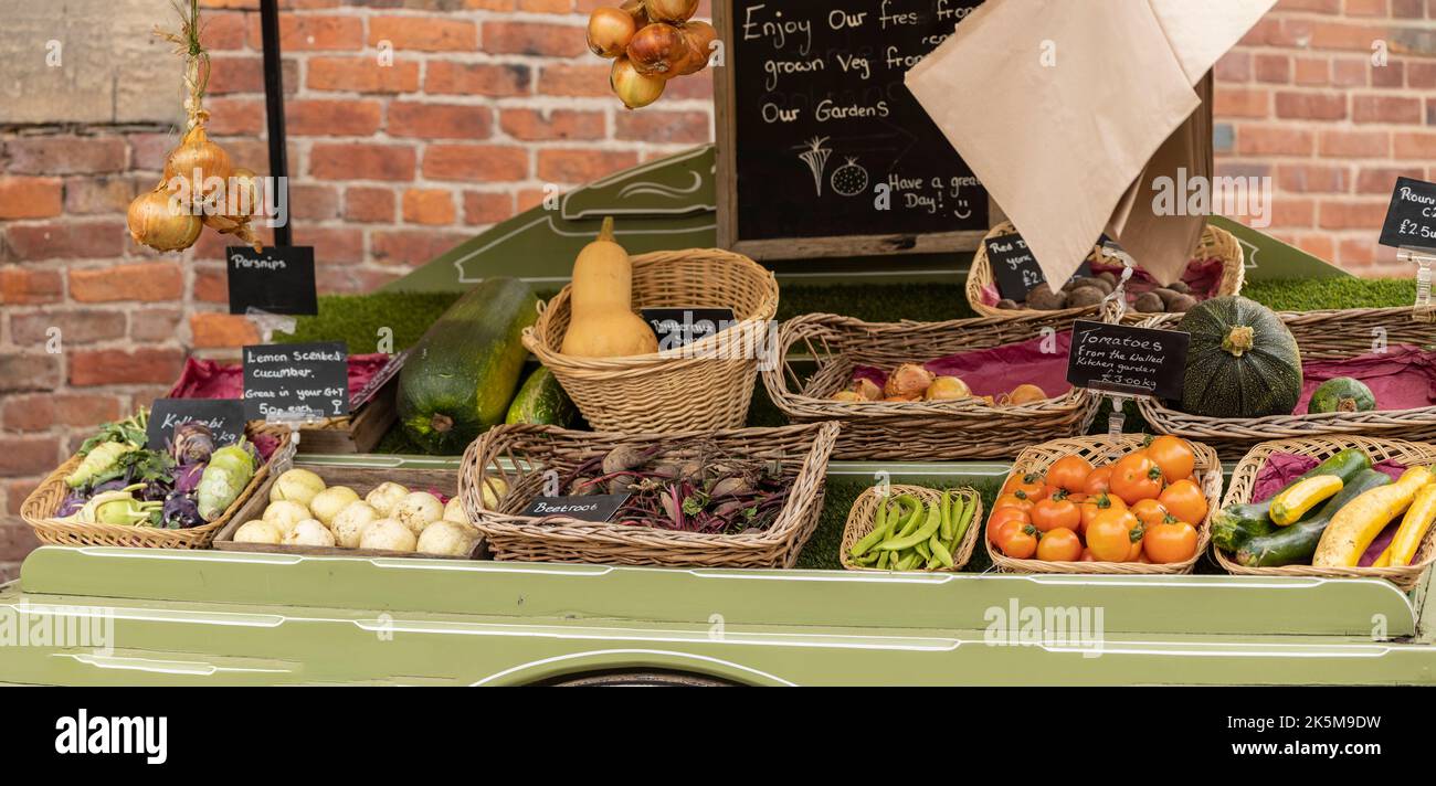 Fruits and vegetables at a farmers market Stock Photo - Alamy