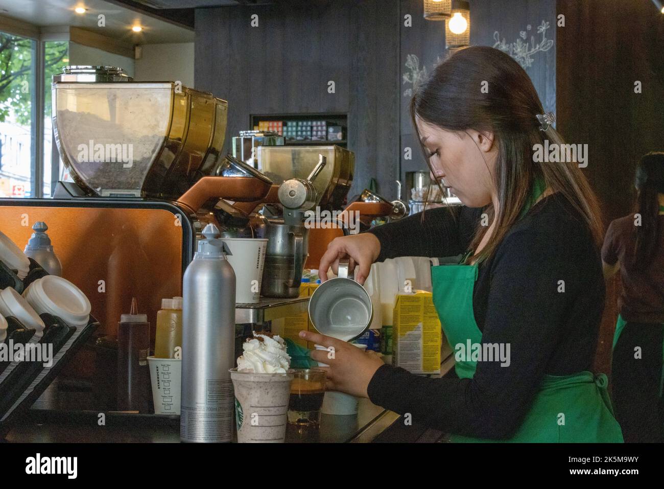 A Starbucks barista making coffee Stock Photo - Alamy