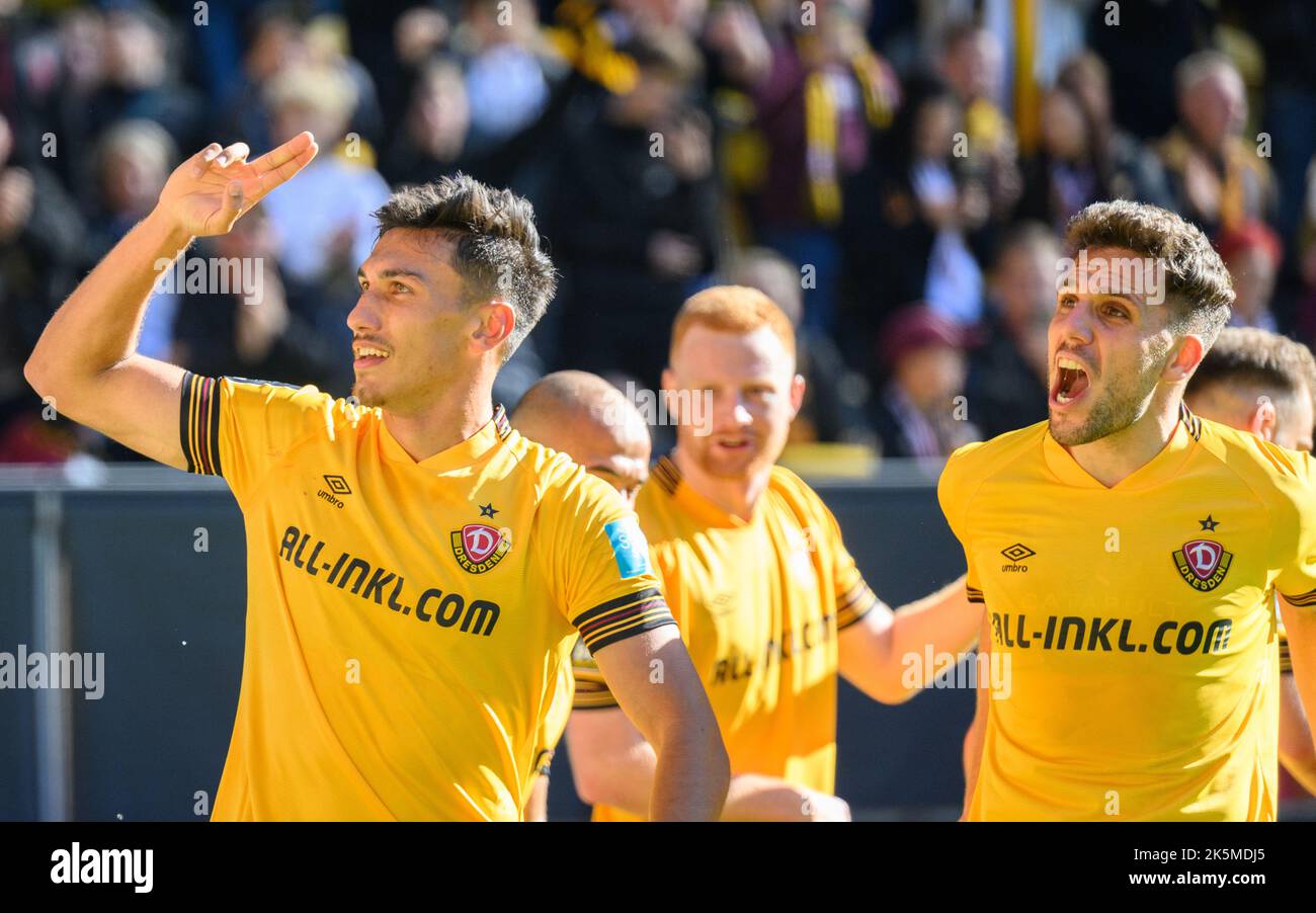 Munich, Germany. 30th Jan, 2023. Soccer: 3rd division, TSV 1860 Munich - Dynamo  Dresden, Matchday 20, Stadion an der Grünwalder Straße. Dresden players  cheer with the fans after the game. Credit: Sven