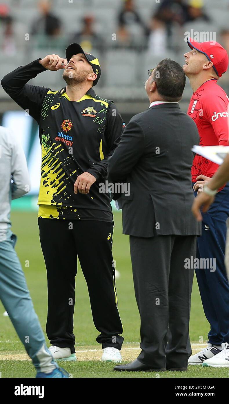 Optus Stadium, Perth, Austraila. 9th Oct, 2022. T20 international cricket Australia versus England; Aaron Finch of Australia Jos Buttler of England and match referee David Boon at the coin toss Credit: Action Plus Sports/Alamy Live News Stock Photo