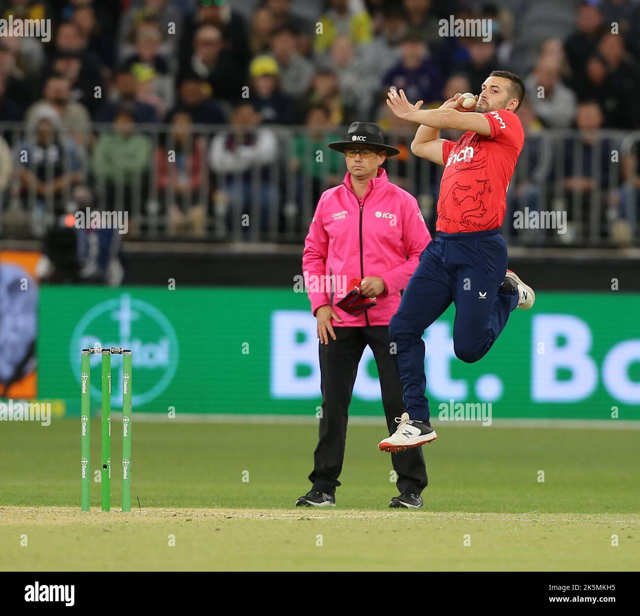 Optus Stadium, Perth, Austraila. 9th Oct, 2022. T20 international cricket Australia versus England; Mark Wood of England bowls during Australias innings Credit: Action Plus Sports/Alamy Live News Stock Photo