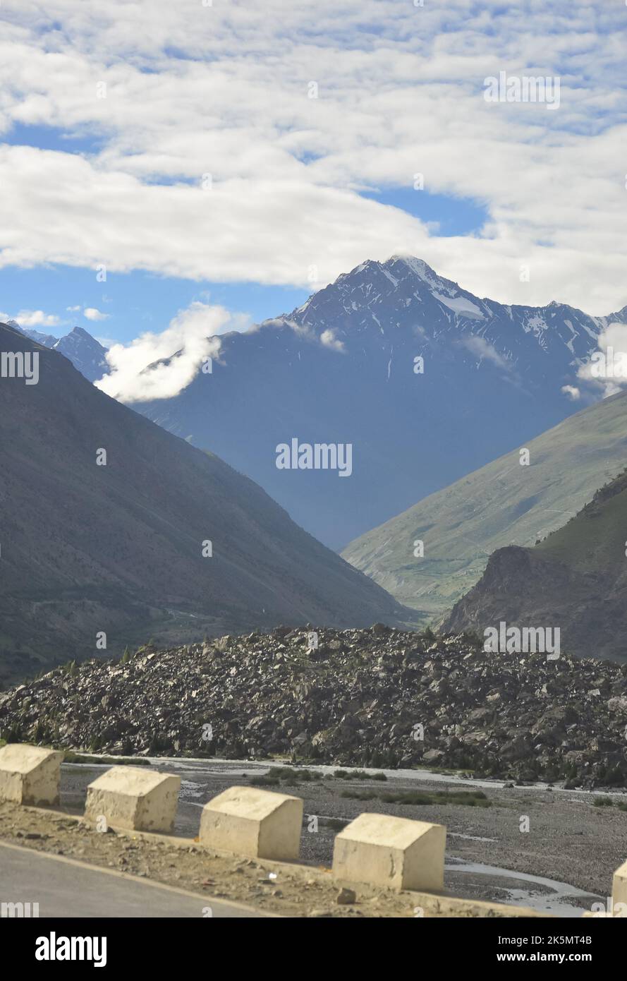 View from road of mountains and clouds with Bhaga river in Darcha, Lahaul and Spiti Stock Photo