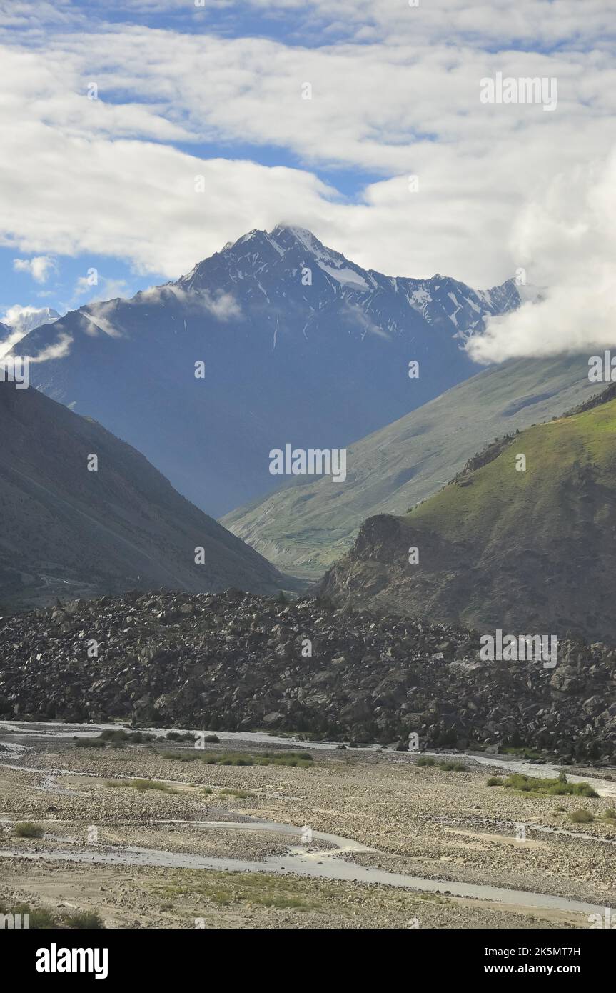 View of mountains covered with clouds from the peak with Bhaga river in Darcha, Lahaul and Spiti, Himachal Pradesh, India Stock Photo