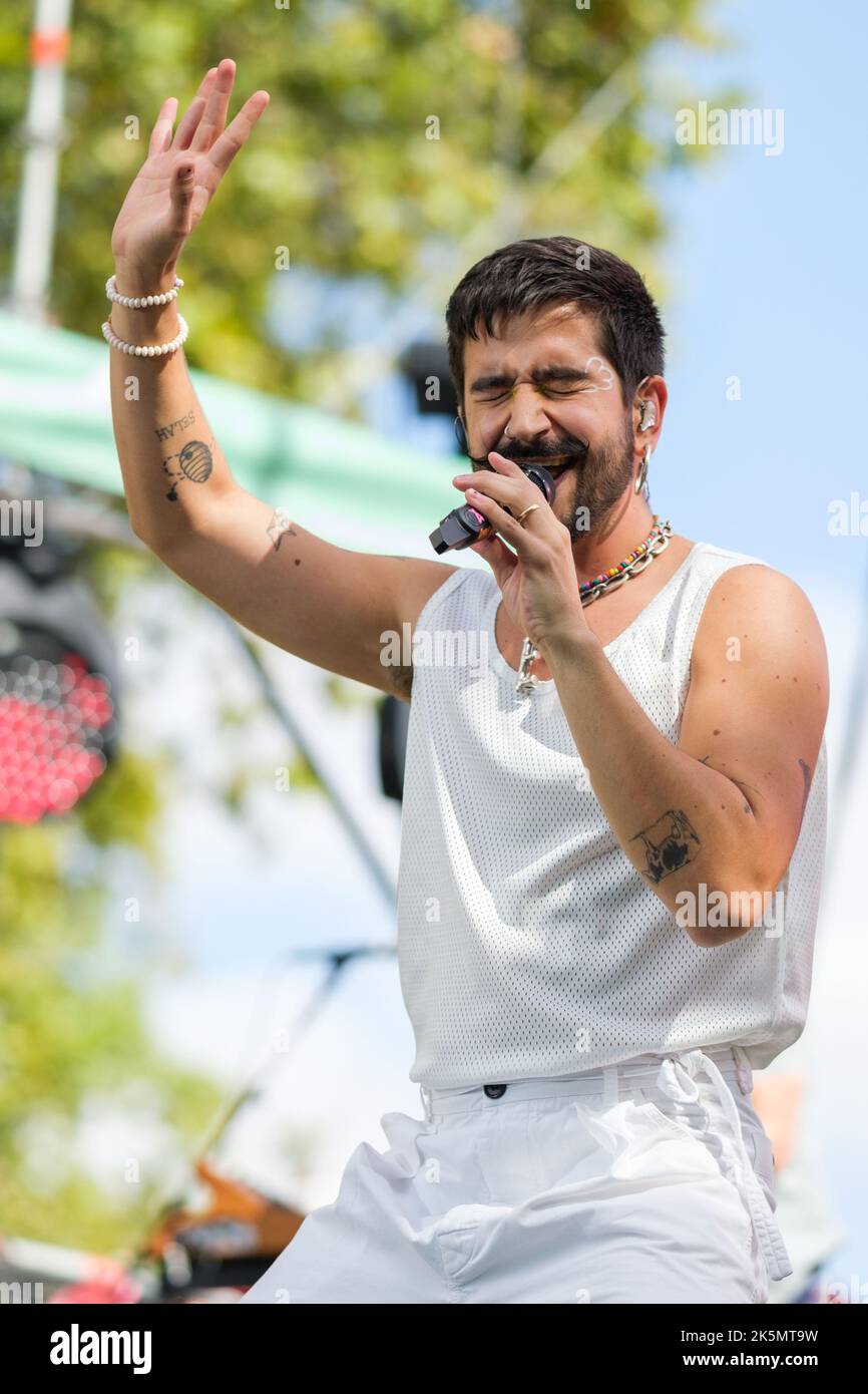 Hispanic singer hi-res stock photography and images - Page 12 - Alamy