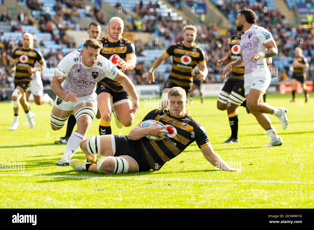 Jack Willis of Wasps Rugby scores a try during the Gallagher