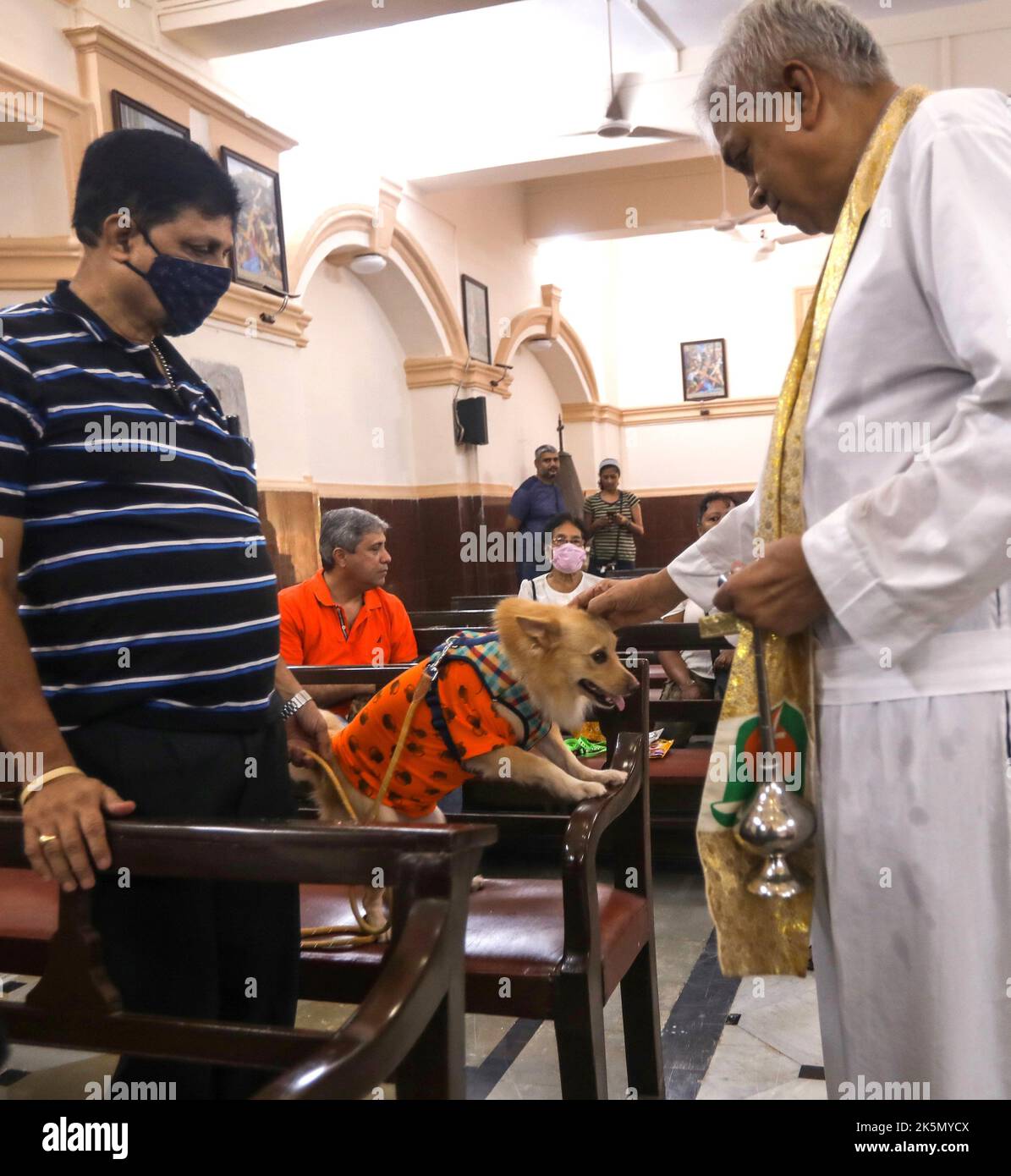 Mumbai, Maharashtra, India. 9th Oct, 2022. A priest blesses a pet on