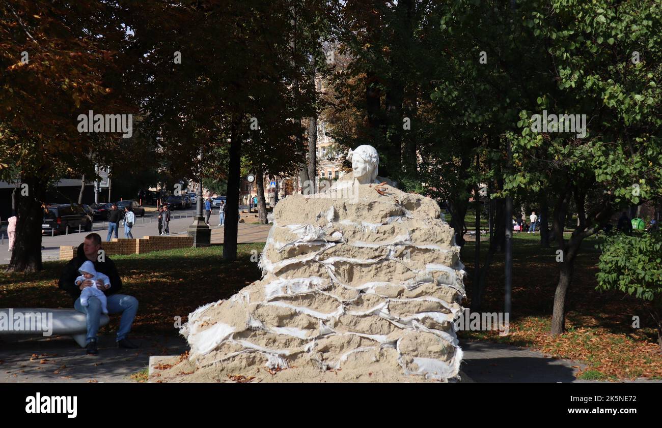 Kiew, Ukraine. 09th Oct, 2022. A statue in the Ukrainian capital Kiev