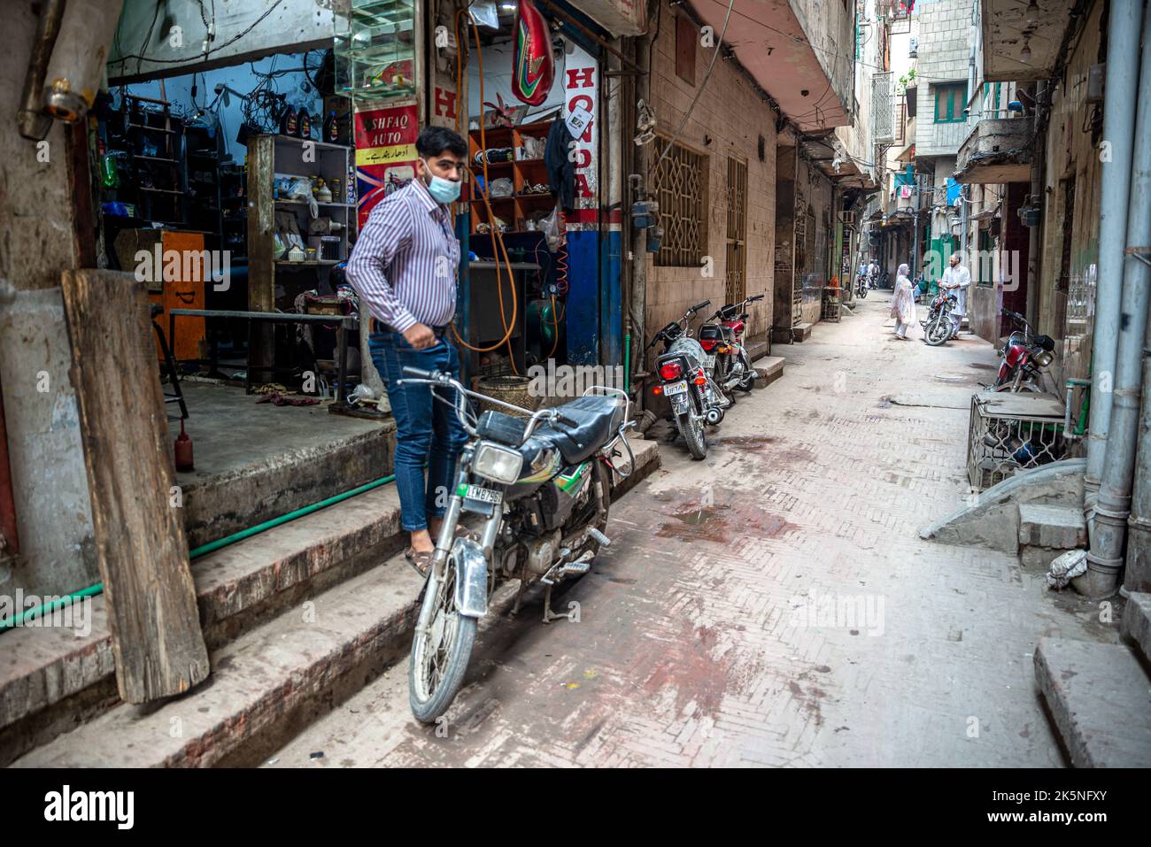 Street scene in downtown market, Lahore, Pakistan Stock Photo Alamy