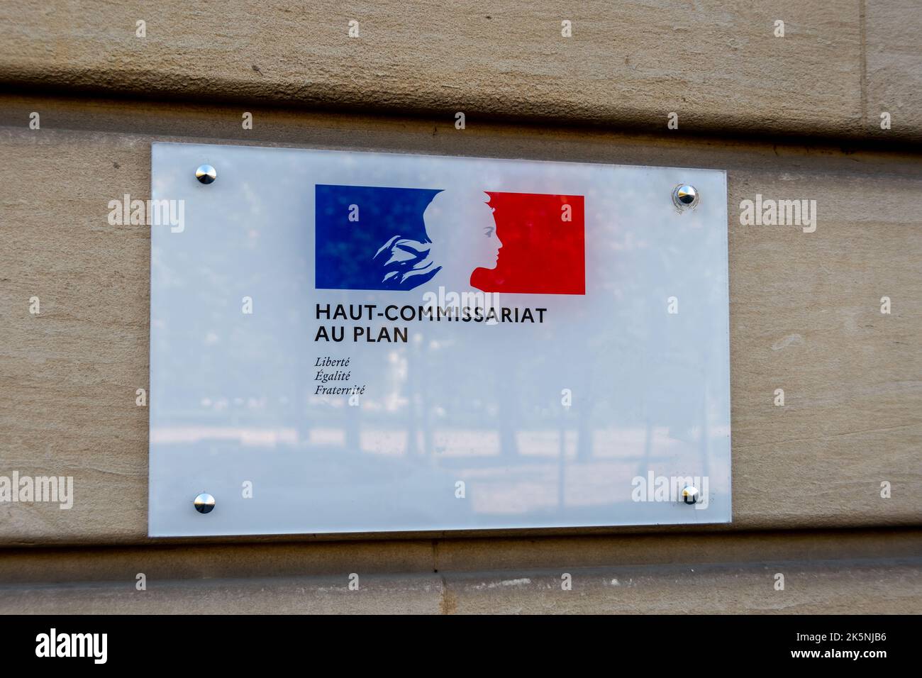 Close-up of the plaque attached to the entrance of the Haut-Commissariat au Plan building, Paris, France Stock Photo