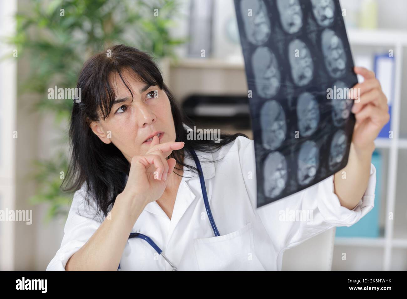 Doctor xray broken arm hi-res stock photography and images - Alamy
