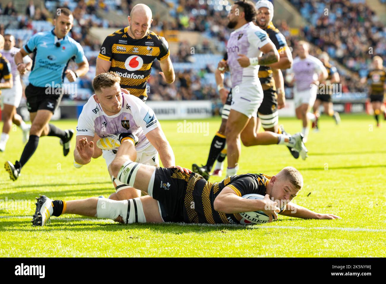 Jack Willis of Wasps Rugby scores a try during the Gallagher