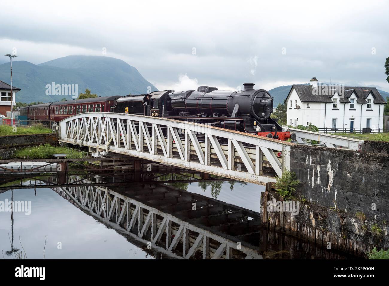 川のある風景 44871 (LMS 4871 & BR 44871) – Preserved British Steam