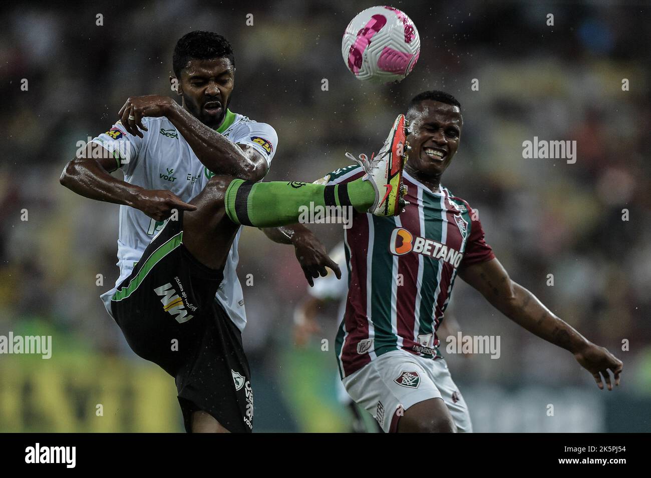 Rio De Janeiro, Brazil. 09th Oct, 2022. RJ - Rio de Janeiro - 10/09/2022 - BRAZILIAN A 2022, FLUMINENSE X AMERICA-MG - Fluminense player Jhion Arias disputes bid with America-MG player Ricardo Silva during a match at Maracana stadium for the Brazilian championship A 2022. Photo: Thiago Ribeiro/AGIF/Sipa USA Credit: Sipa USA/Alamy Live News Stock Photo
