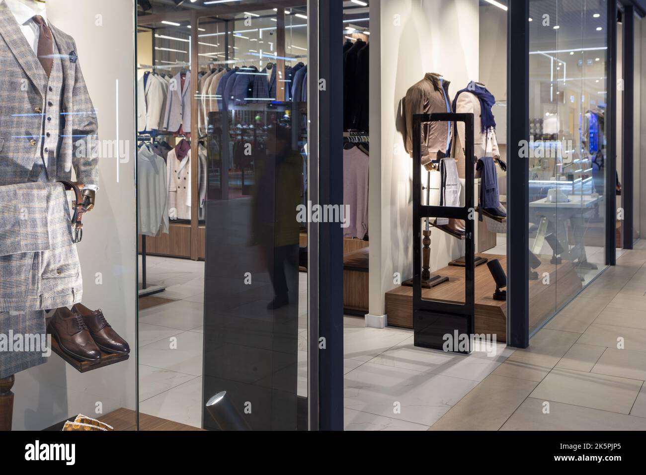 Scanner entrance gate for prevent theft in a clothes store. The sensors