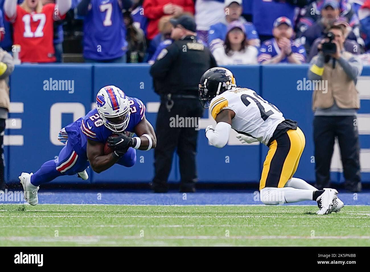 Orchard Park, New York, USA. 9th Oct, 2022. Oct. 9, 2022: Zach Moss #20 and Miles Killebrew #28 during the Buffalo Bills vs. Pittsburgh Steelers in Orchard Park, New York at Highmark Stadium (Credit Image: © AMG/AMG via ZUMA Press Wire) Credit: ZUMA Press, Inc./Alamy Live News Stock Photo