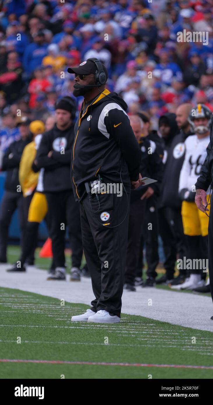 Pittsburgh, PA, USA. 19th Dec, 2021. Head Coach Mike Vrabel during the  Pittsburgh Steelers vs Tennessee Titans game at Heinz Field in Pittsburgh,  PA. Jason Pohuski/CSM/Alamy Live News Stock Photo - Alamy