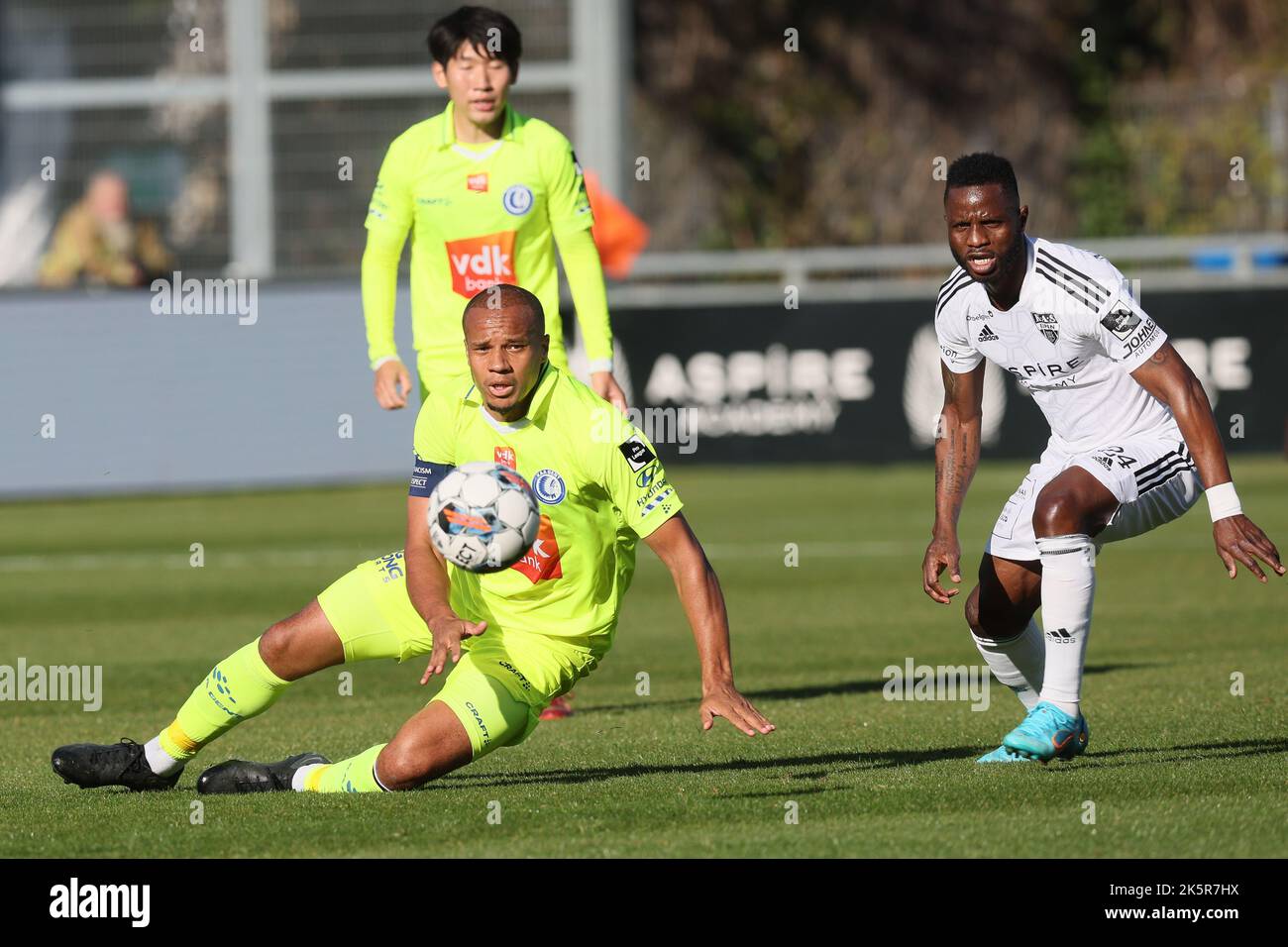 Gent's Vadis Odjidja-Ofoe and Eupen's Mubarak Wakaso fight for the ball during a soccer match between KAS Eupen and KAA Gent, Sunday 09 October 2022 in Eupen, on day 11 of the 2022-2023 'Jupiler Pro League' first division of the Belgian championship. BELGA PHOTO BRUNO FAHY Stock Photo