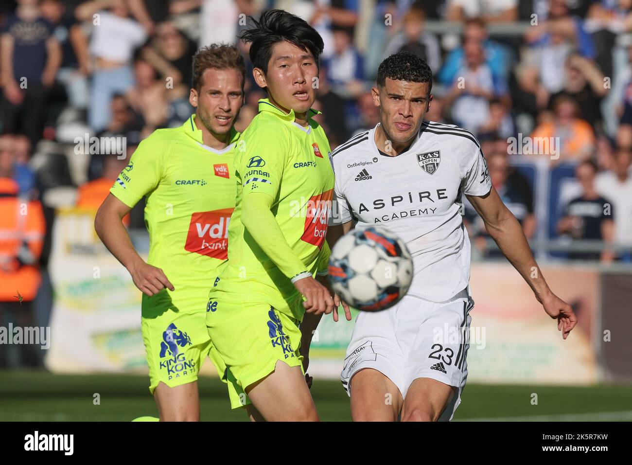 Gent's Hyunseok Hong and Eupen's Isaac Christie-Davies fight for the ball during a soccer match between KAS Eupen and KAA Gent, Sunday 09 October 2022 in Eupen, on day 11 of the 2022-2023 'Jupiler Pro League' first division of the Belgian championship. BELGA PHOTO BRUNO FAHY Stock Photo