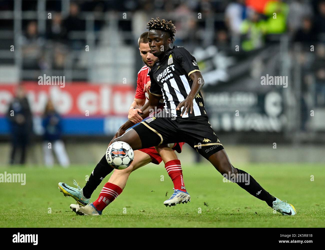 Standard's Nicolas Raskin and Charleroi's Youssouph Badji fight for the ball during a soccer match between Sporting Charleroi and Standard Liege, Sunday 09 October 2022 in Charleroi, on day 11 of the 2022-2023 'Jupiler Pro League' first division of the Belgian championship. BELGA PHOTO JOHN THYS Stock Photo