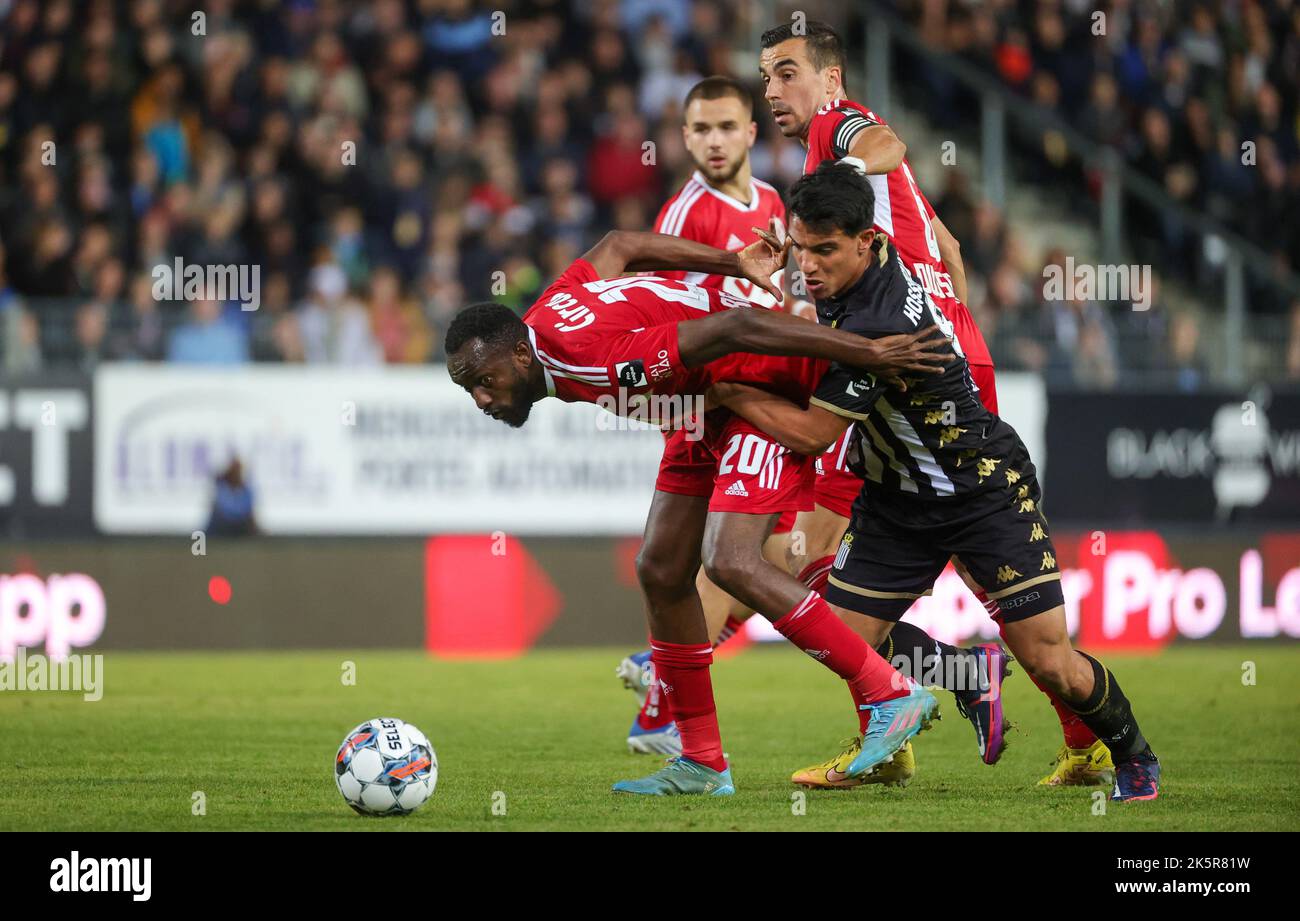 Standard's Merveille Bope Bokadi and Charleroi's Amir Hosseinzadeh