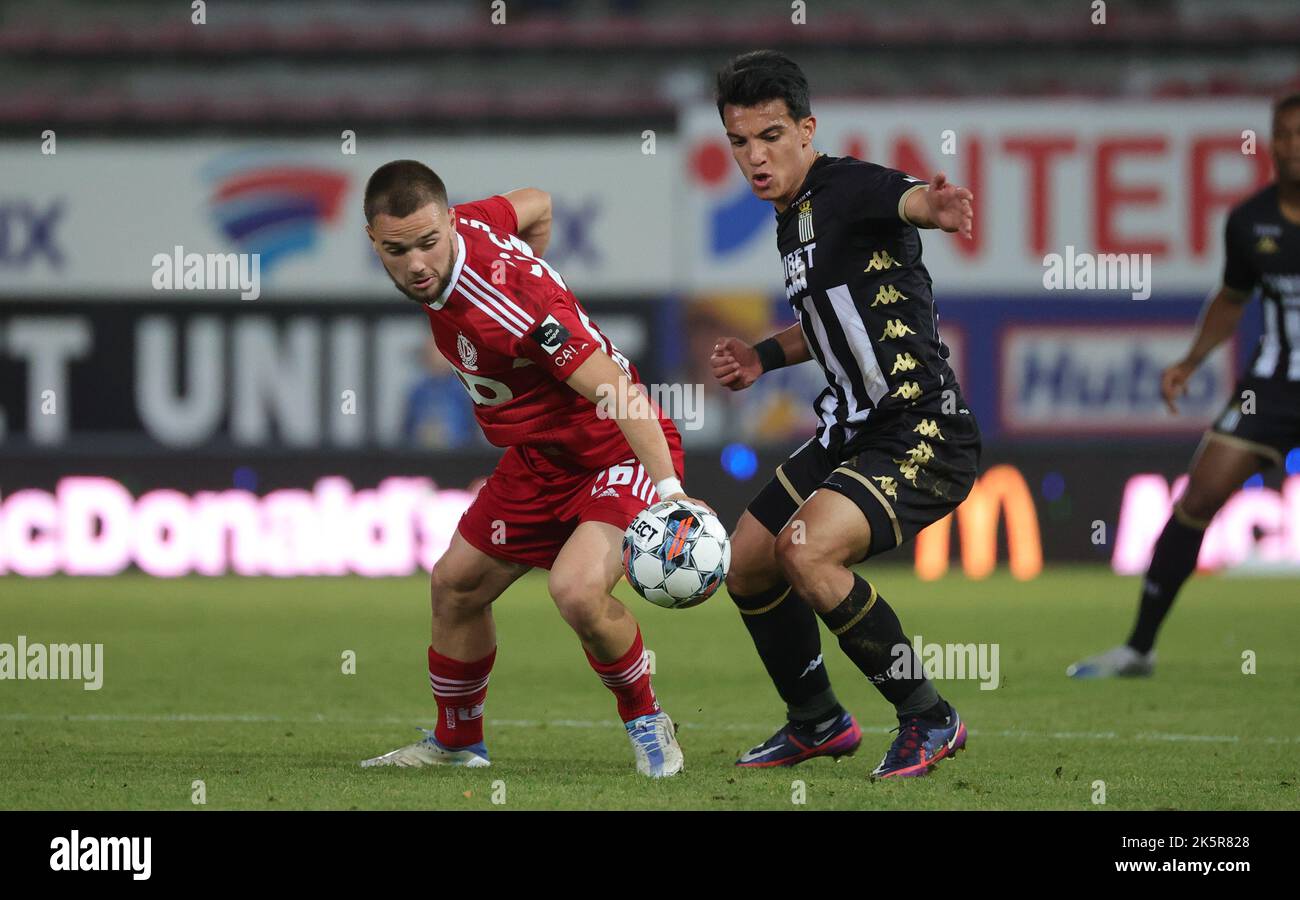 Standard's Nicolas Raskin and Charleroi's Amir Hosseinzadeh fight for the ball during a soccer match between Sporting Charleroi and Standard Liege, Sunday 09 October 2022 in Charleroi, on day 11 of the 2022-2023 'Jupiler Pro League' first division of the Belgian championship. BELGA PHOTO VIRGINIE LEFOUR Stock Photo