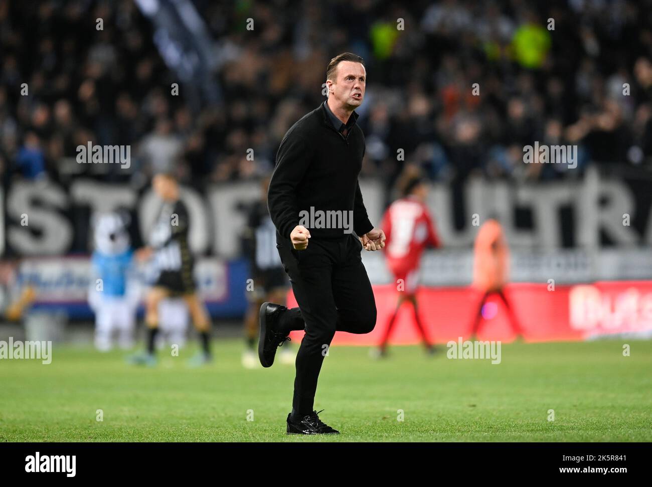 Standard's head coach Ronny Deila celebrates after winning and during a soccer match between Sporting Charleroi and Standard Liege, Sunday 09 October 2022 in Charleroi, on day 11 of the 2022-2023 'Jupiler Pro League' first division of the Belgian championship. BELGA PHOTO JOHN THYS Stock Photo